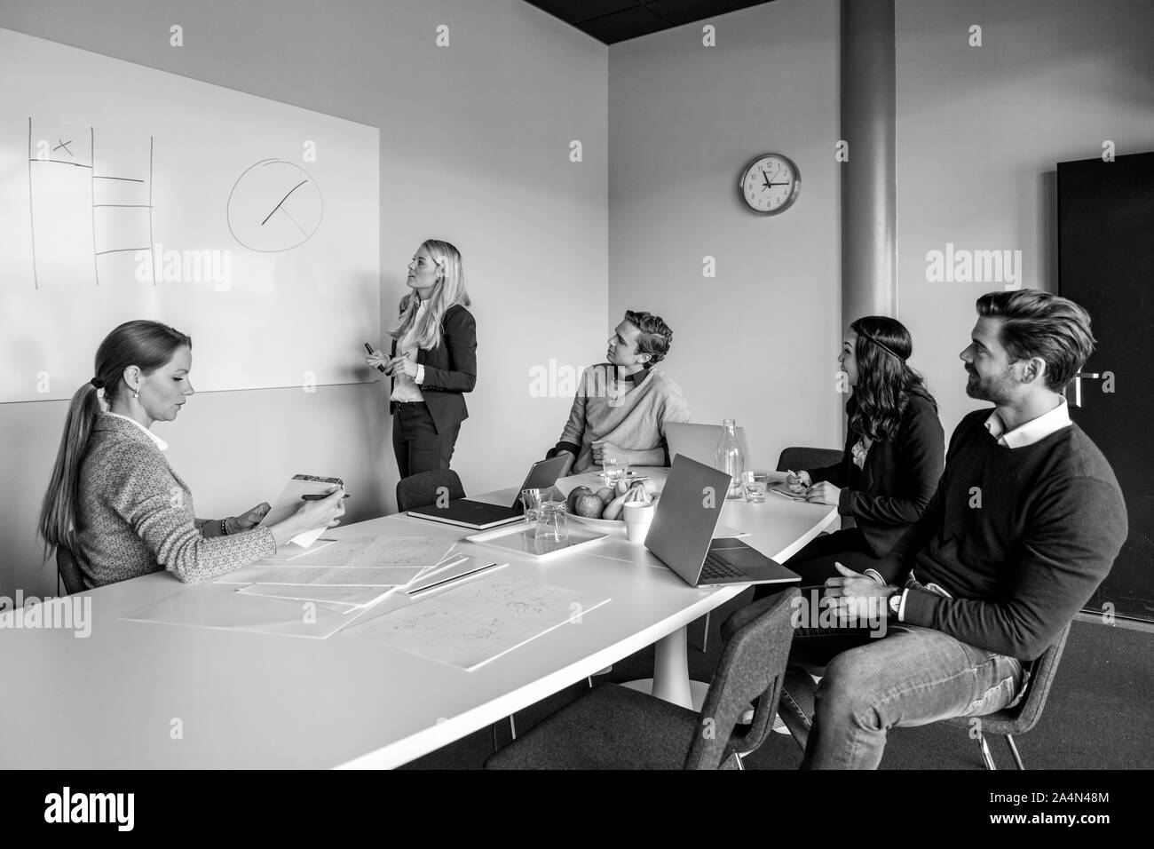 Business people conversation laptop Black and White Stock Photos ...