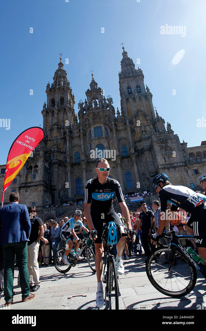 Christopher Froome passes by the front of the Obradoiro of the Cathedral of Santiago de Compostela before the stage of La Vuelta 2012 between Santiago Stock Photo