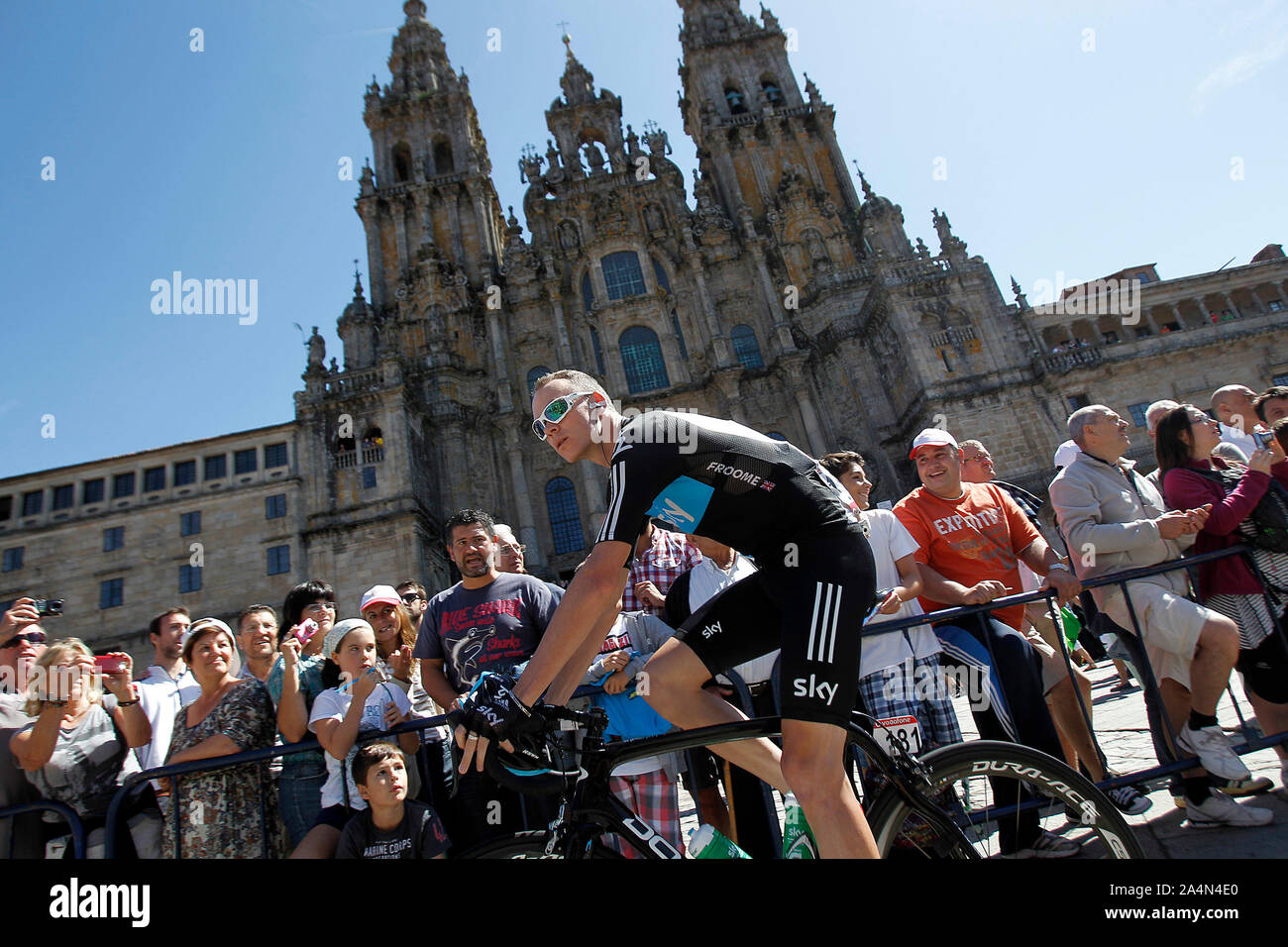Christopher Froome passes by the front of the Obradoiro of the Cathedral of Santiago de Compostela before the stage of La Vuelta 2012 between Santiago Stock Photo