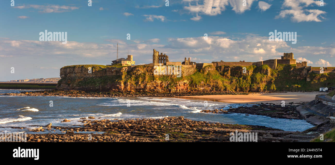 Tynemouth Castle & Priory in summer overlooking King Edward's Bay, Tynemouth, Tyne and Wear, England, United Kingdom Stock Photo