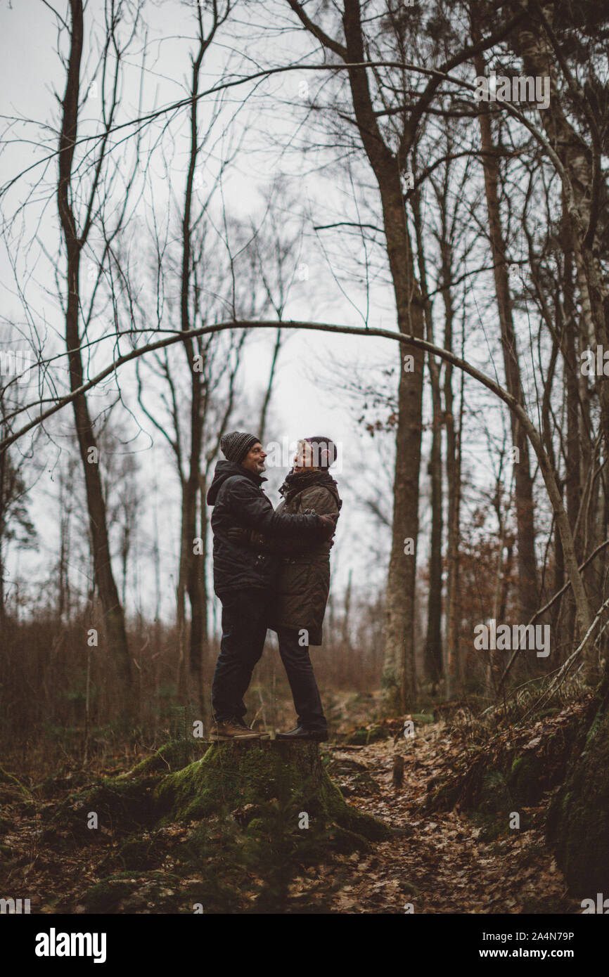 Couple in forest hi-res stock photography and images - Alamy
