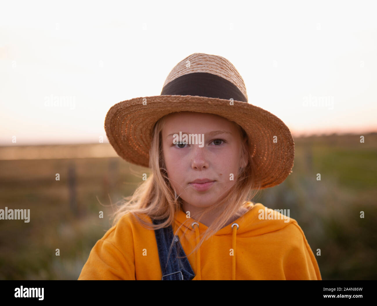 Girl long blonde hair straw hat hi-res stock photography and images - Alamy