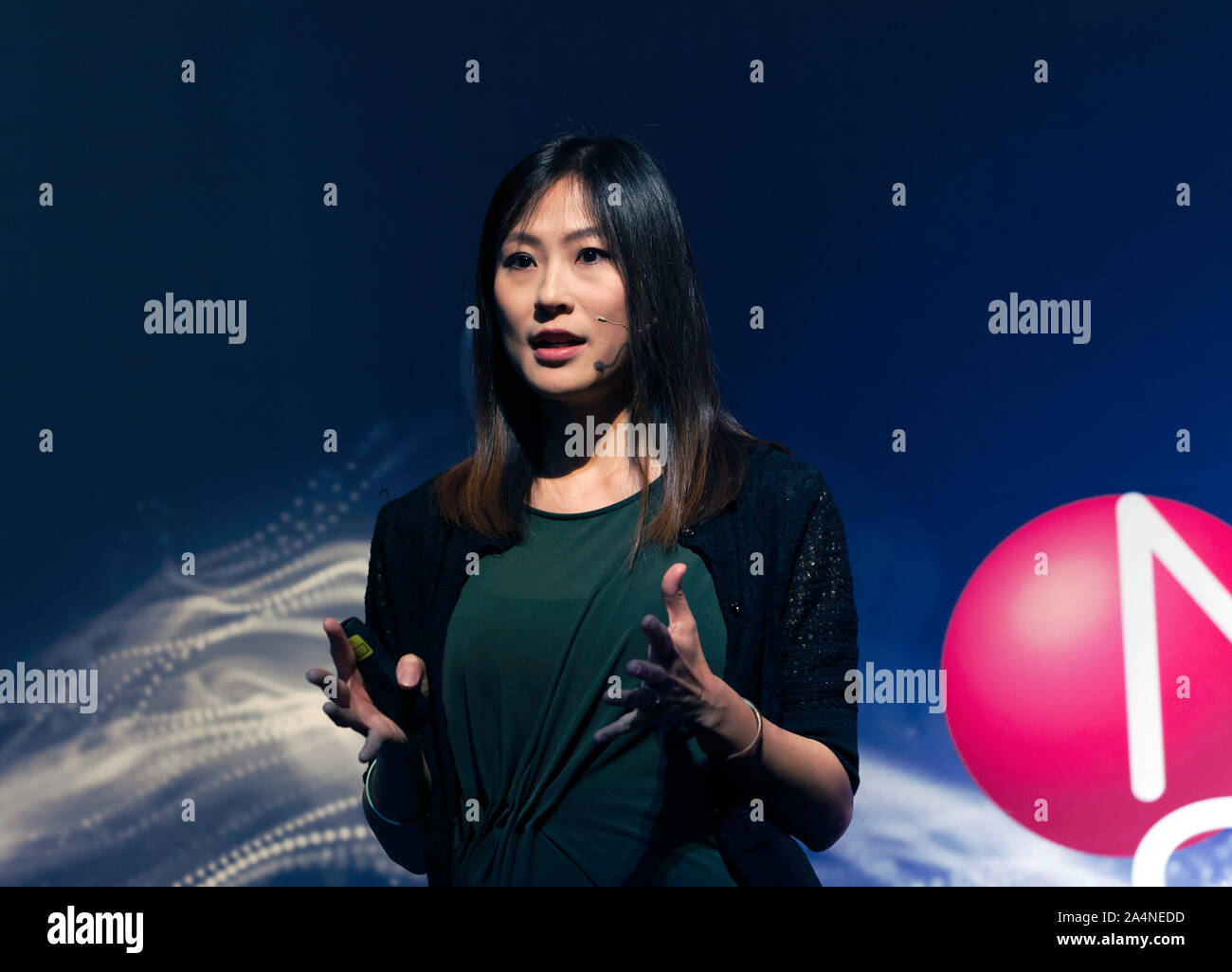Vivian Li, Group Leader at the Crick institute, explaining how lab-grown, organiods can be used to fight cancer by using the regenerative potential for stem cell-therapy and organ reconstruction. Stock Photo