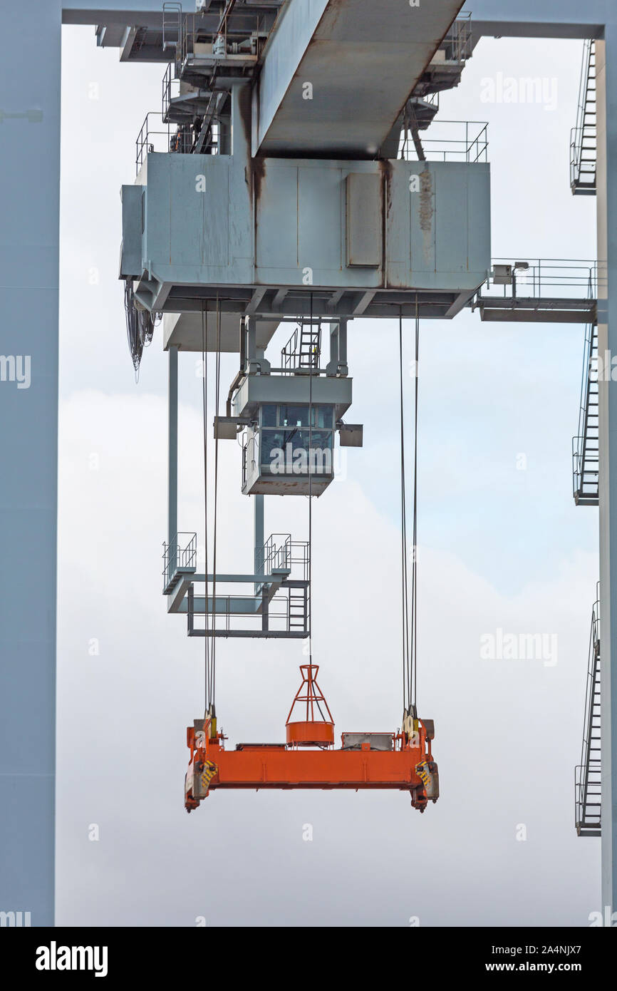 Container spreader crane hires stock photography and images Alamy