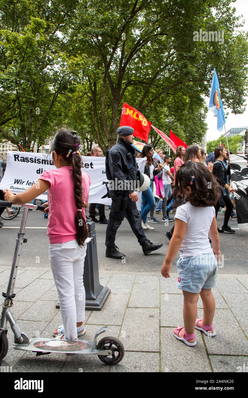 Left Antifa, demo in the city centre of Düsseldorf, on Königsallee, Nobel Shopping Street, Kö, contrasts, children, police, Stock Photo