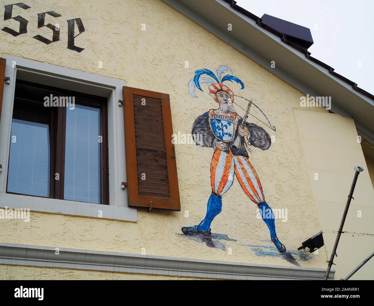 Restaurant Schützengasse - Hausfassade mit Malerei von mittelalterlichem Schützen mit Fehraltorfer Wappen Stock Photo