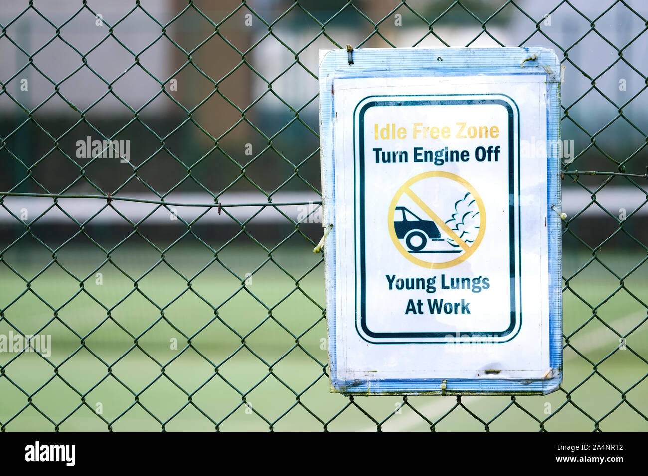 No vehicle idle idling emissions pollution young lungs at play sign outside school Stock Photo