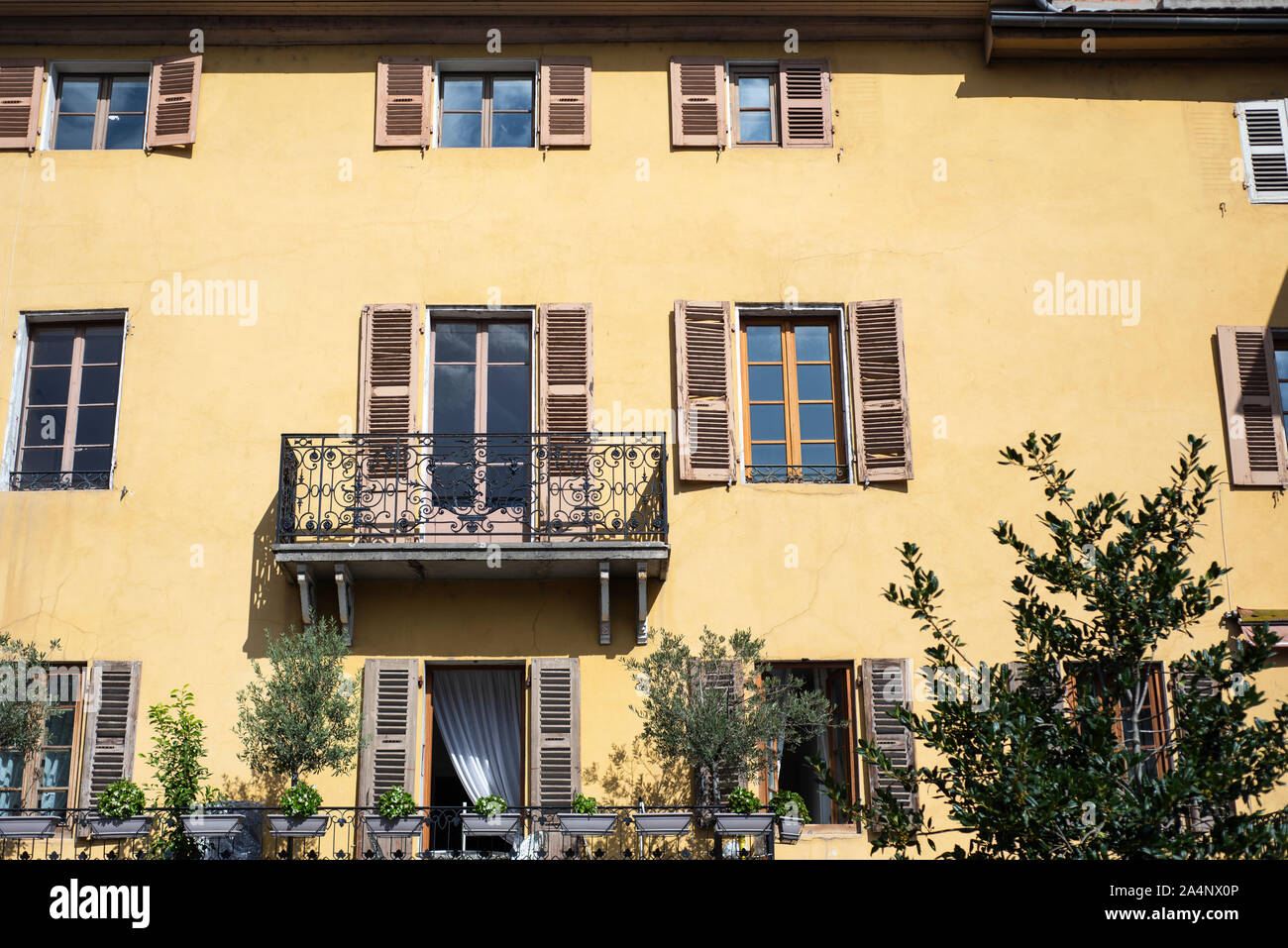 Frontal view of old building hi-res stock photography and images - Alamy