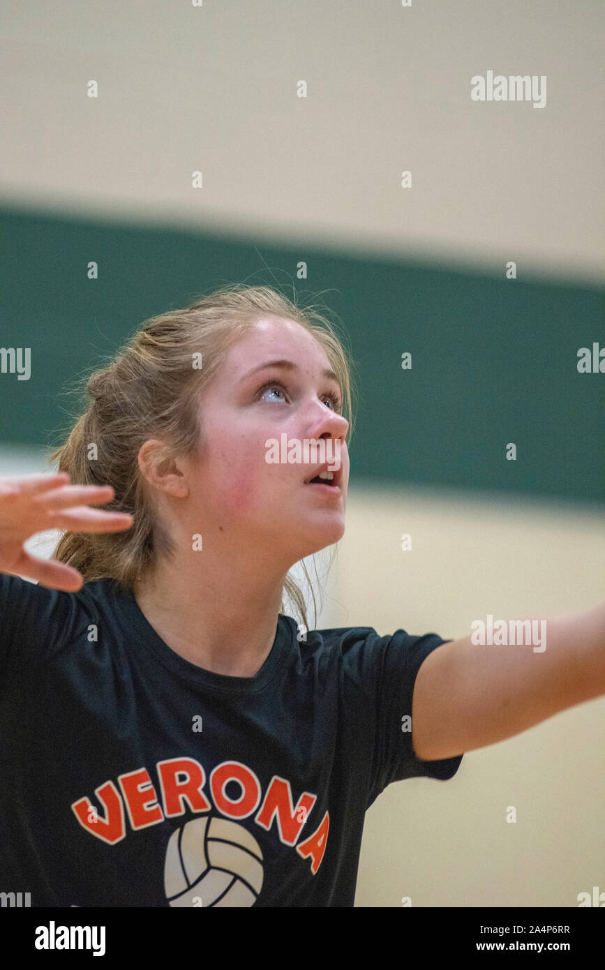Middle school girl playing volleyball hires stock photography and