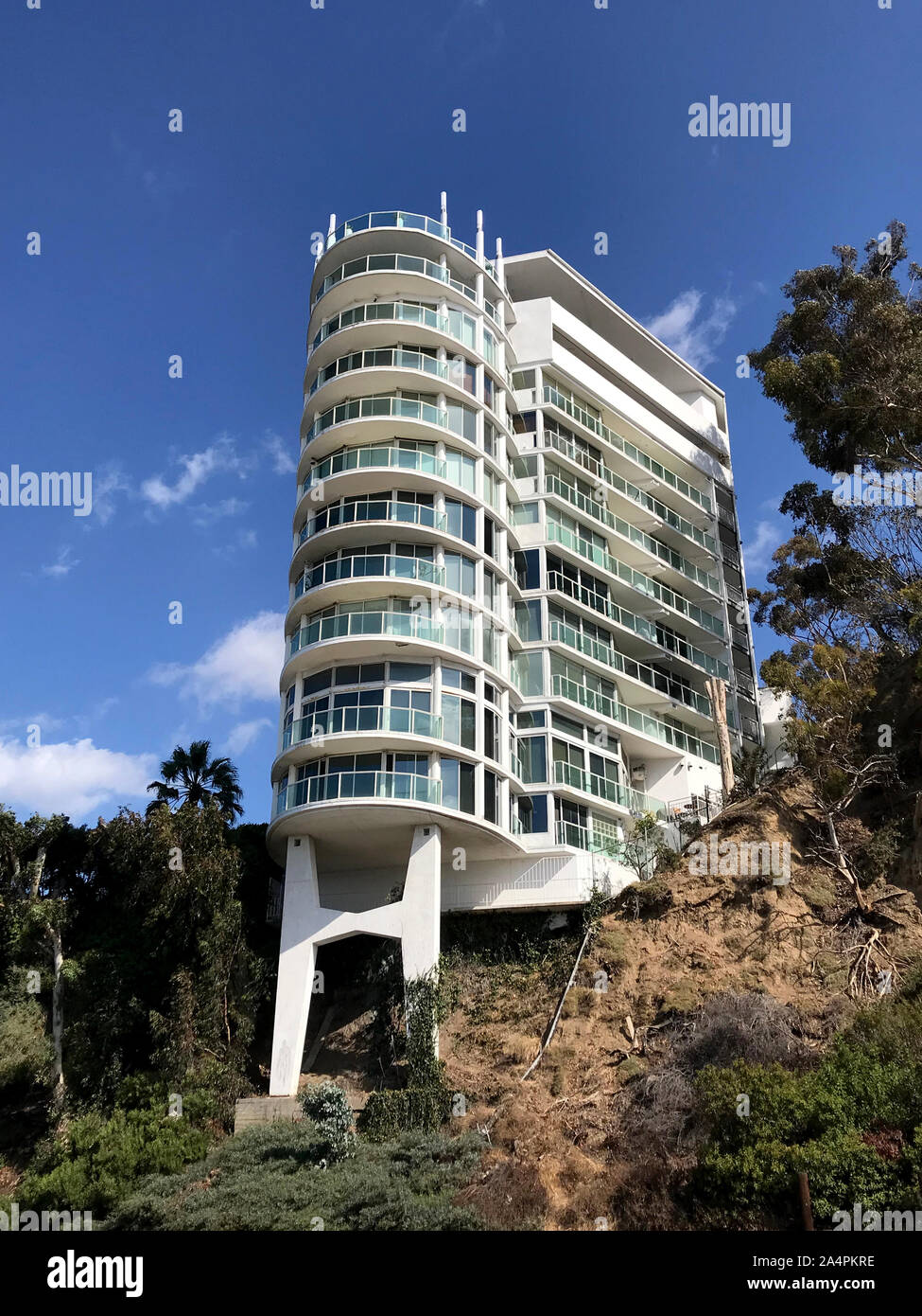 A 1960s era apartment building  located at the Pacific Palisades above the Pacific Coast Highway in Santa Monica, CA. Stock Photo