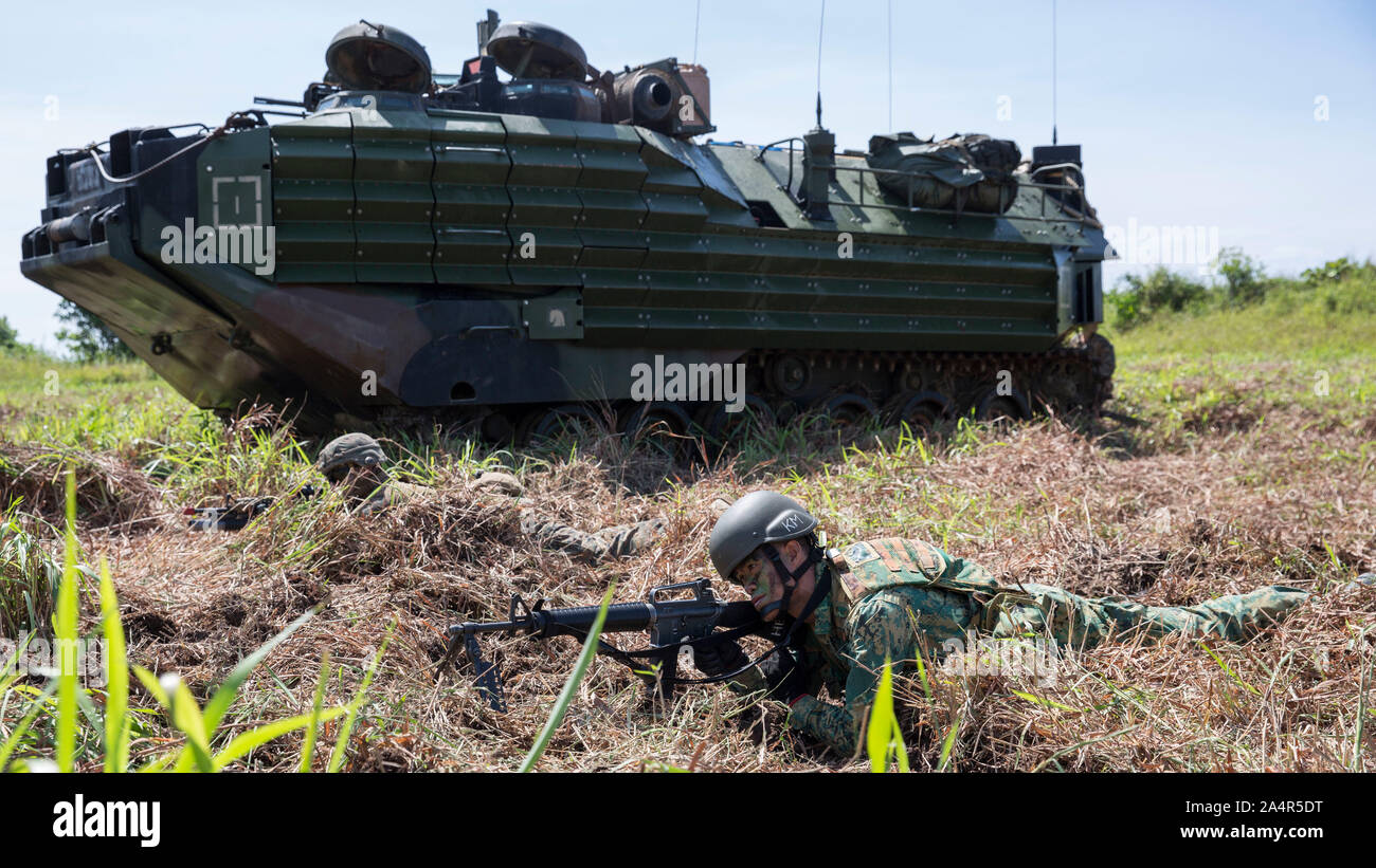 191008-M-QS181-1098 PENANJONG, BRUNEI (Oct. 8, 2019) U.S. Marines with India Company, Battalion Landing Team 3/5, 11th Marine Expeditionary Unit (MEU), and Soldiers with the Royal Brunei Armed Forces work together by loading and unloading personnel into an amphibious assault vehicle. Elements of the 11th MEU are ashore in Brunei to perform day and night training in an urban environment and to enhance interoperability and partnership between the U.S. and Brunei during Combined Afloat Readiness and Training - Brunei 2019. (U.S. Marine Corps photo by Cpl. Jason Monty) Stock Photo