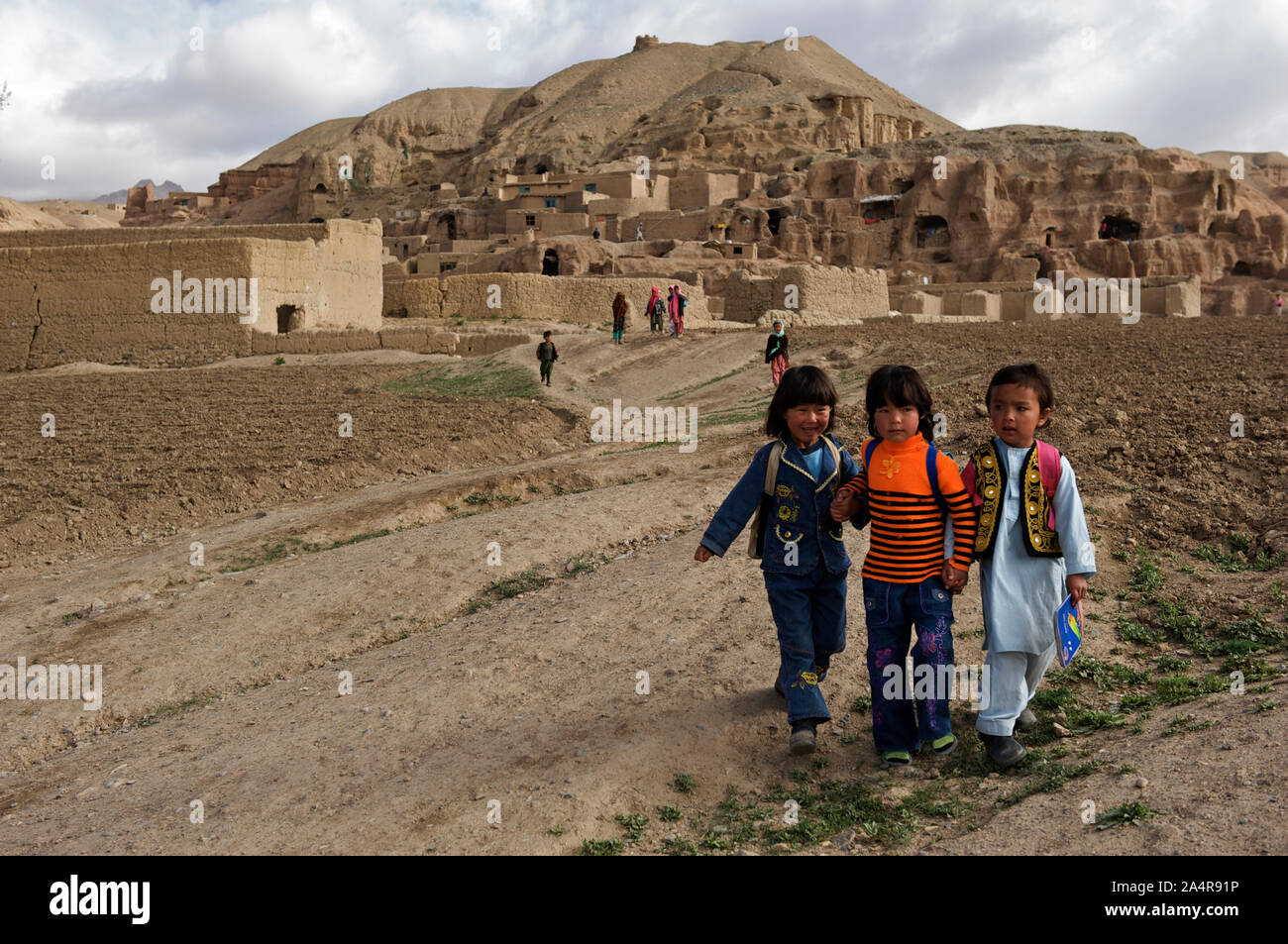 A group of children on their way to school from their village on the hills of Bamyan, in Bamyan province, Afghanistan. May 11, 2009. Stock Photo