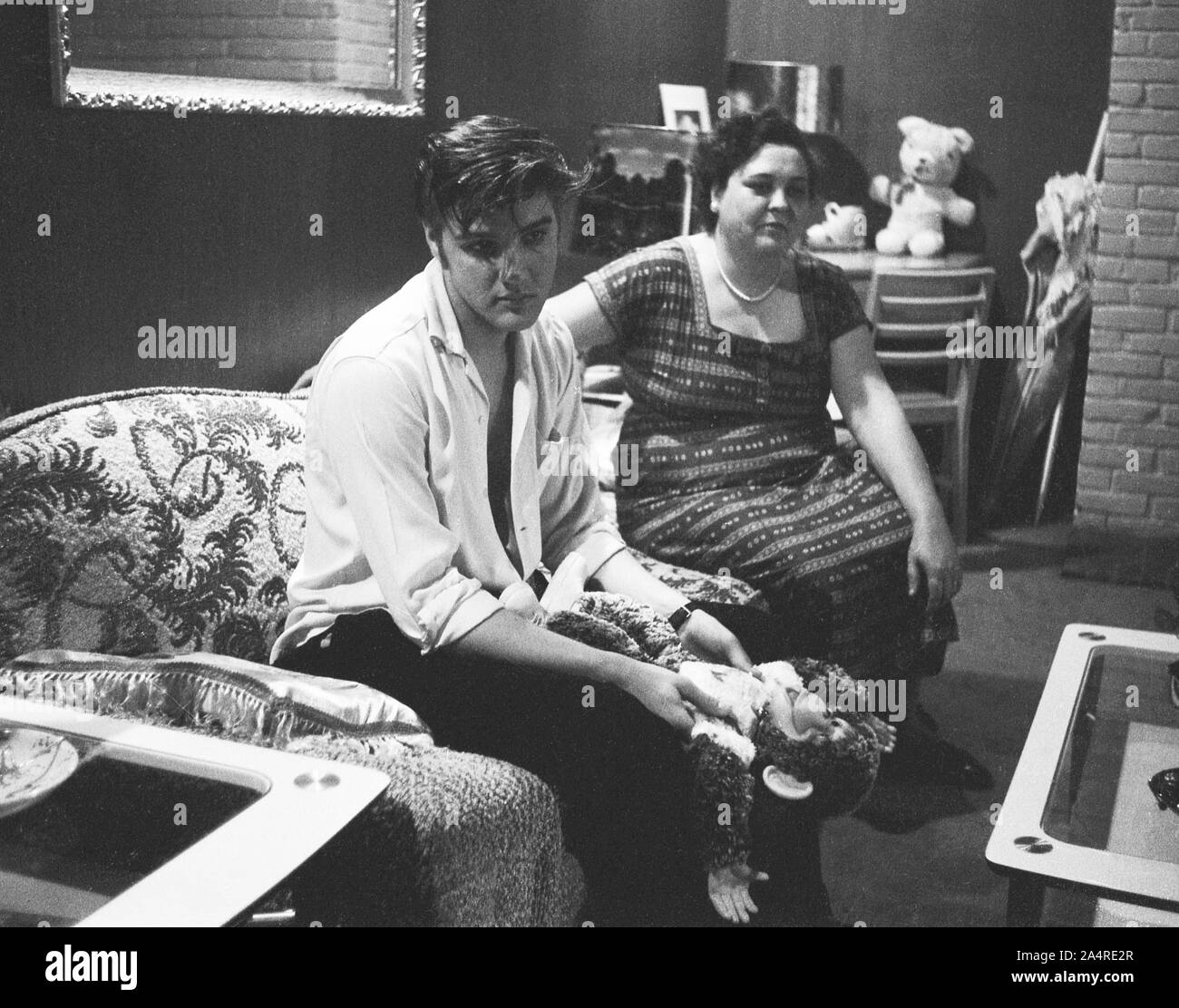 Elvis Presley with his mother Gladys Presley, in the living room at 1034 Audubon Drive, Memphis, Tennessee, May 29, 1956 Stock Photo