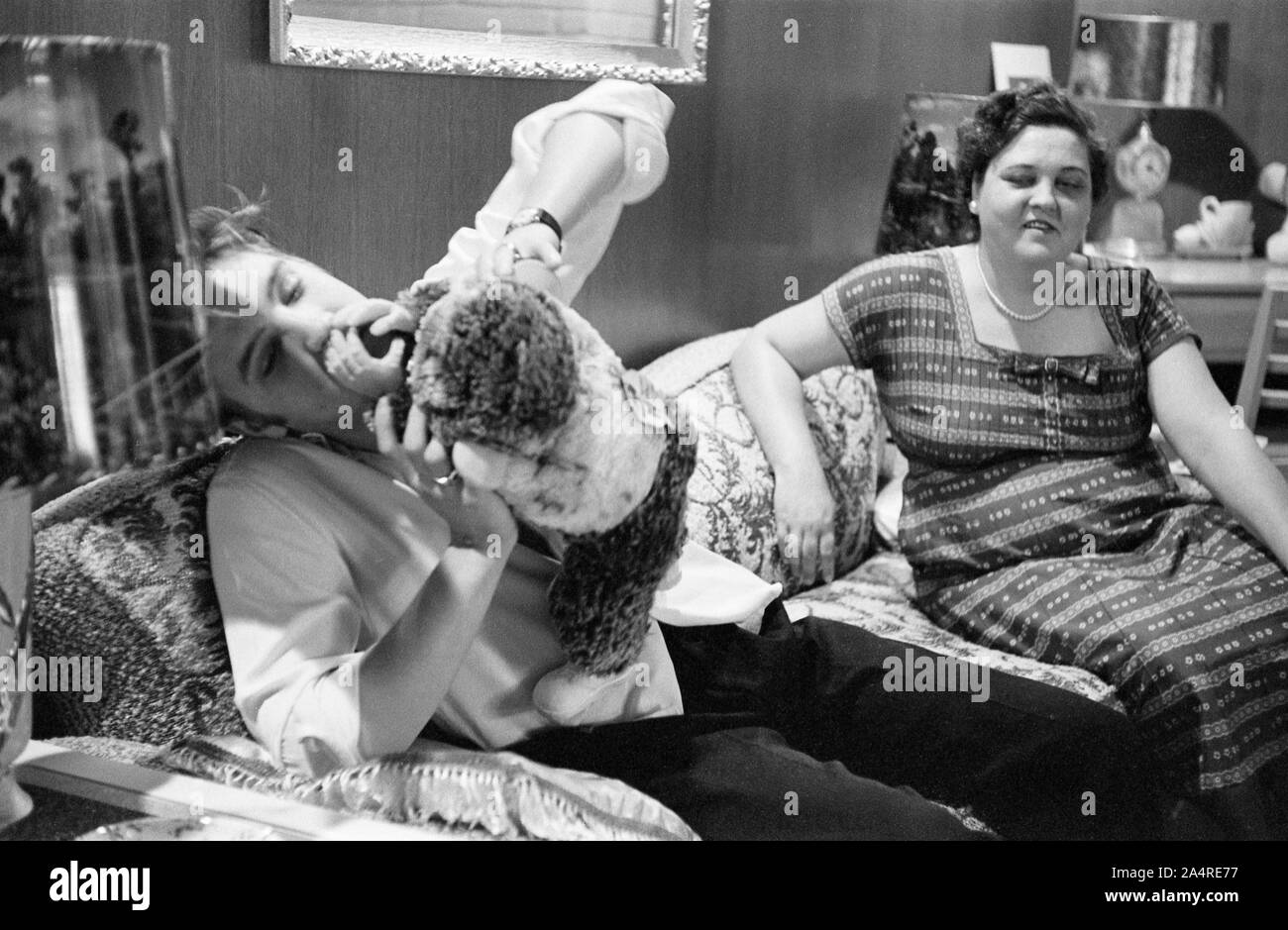 Elvis Presley with his mother Gladys Presley, in the living room at 1034 Audubon Drive, Memphis, Tennessee, May 29, 1956 Stock Photo