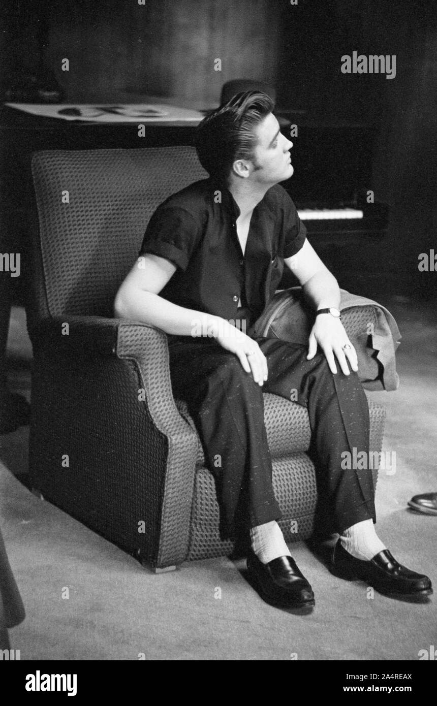 Elvis Presley, relaxing in his house at 1034 Audubon Drive, Memphis, Tennessee, May 29, 1956 Stock Photo