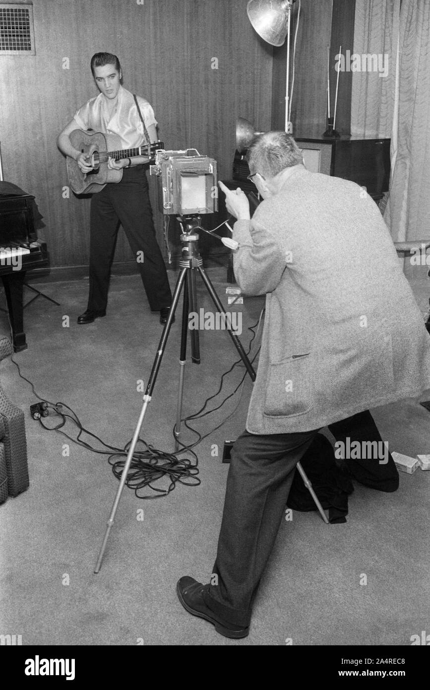 Elvis Presley during a publicity photoshoot, at Elvis’s house at 1034 Audubon Drive, Memphis, Tennessee, May 29, 1956 Stock Photo