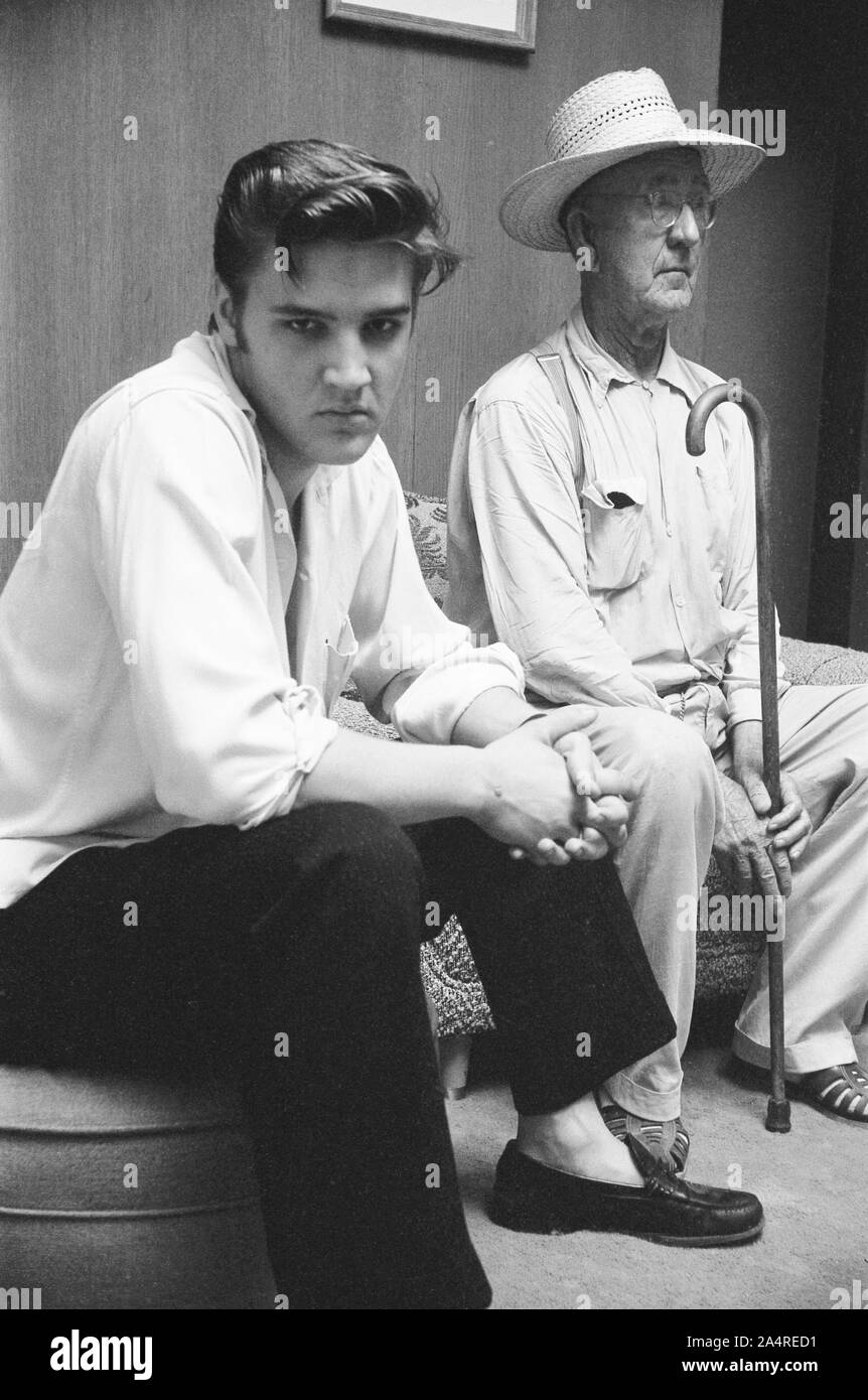 Elvis Presley with family friend Dan Shackleford, at Elvis’s house at 1034 Audubon Drive, Memphis, Tennessee, May 29, 1956 Stock Photo