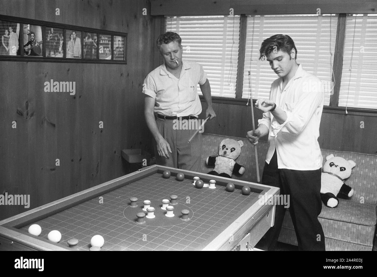 Elvis Presley and his father Vernon Presley, playing pool at Elvis’s house at 1034 Audubon Drive, Memphis, Tennessee, May 29, 1956 Stock Photo