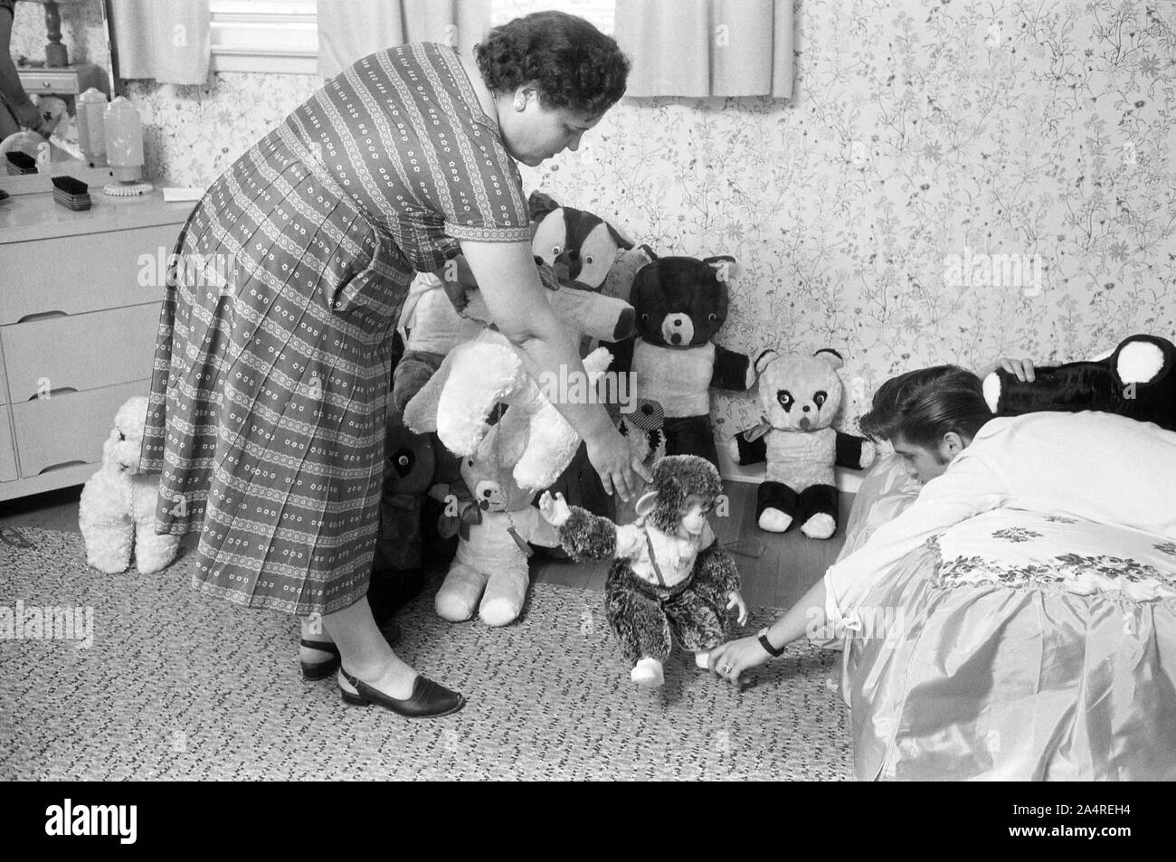 Elvis Presley with his mother Gladys Presley, in his bedroom at 1034 Audubon Drive, Memphis, Tennessee, May 29, 1956 Stock Photo