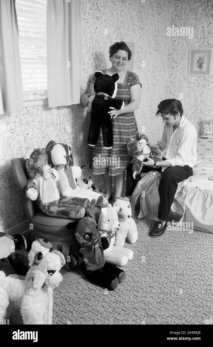 Elvis Presley with his mother Gladys at home, with teddy bears, at 1034 Audubon Drive, Memphis, Tennessee, May 29, 1956 Stock Photo