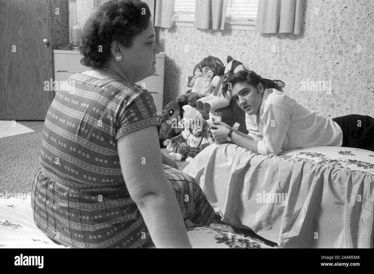 Elvis Presley with his mother Gladys at home, with teddy bears, at 1034 Audubon Drive, Memphis, Tennessee, May 29, 1956 Stock Photo