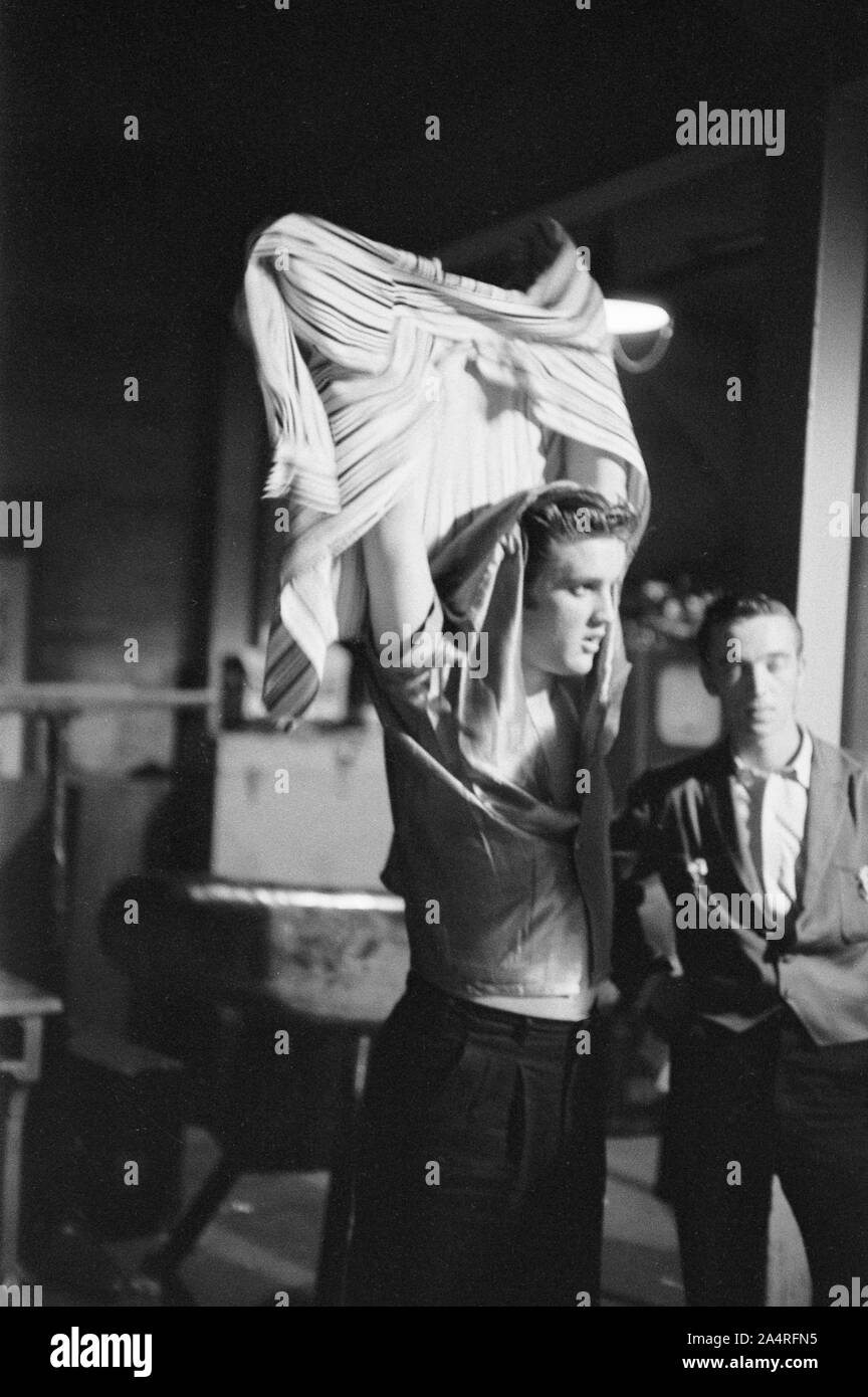 Elvis Presley and his cousin Gene Smith, backstage at the University of Dayton Fieldhouse, May 27, 1956. Gene Smith was part of Presley’s entourage, and is considered a member of the “Memphis Mafia”. Stock Photo
