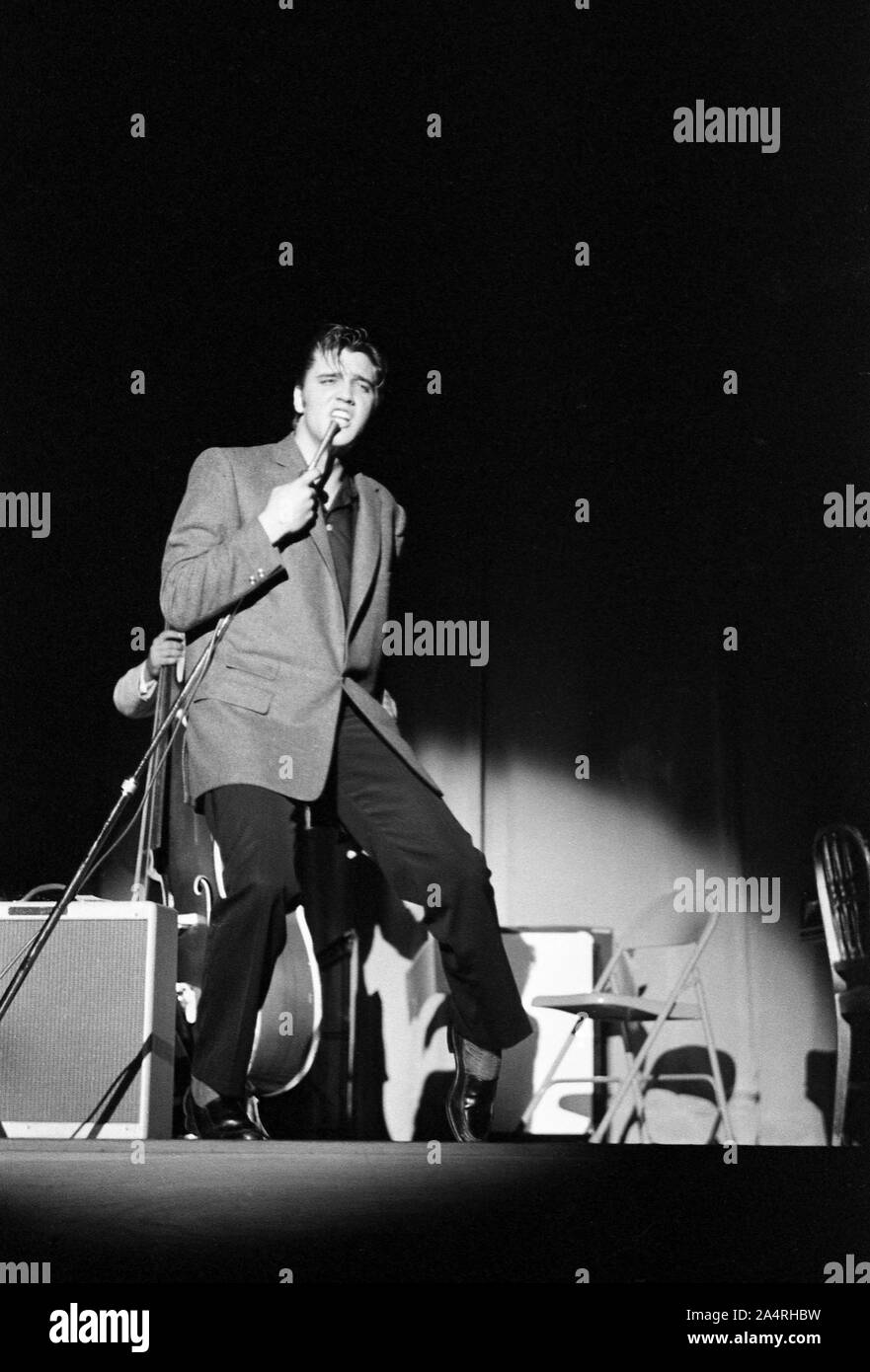 Elvis presley 1956 performing hi-res stock photography and images - Alamy