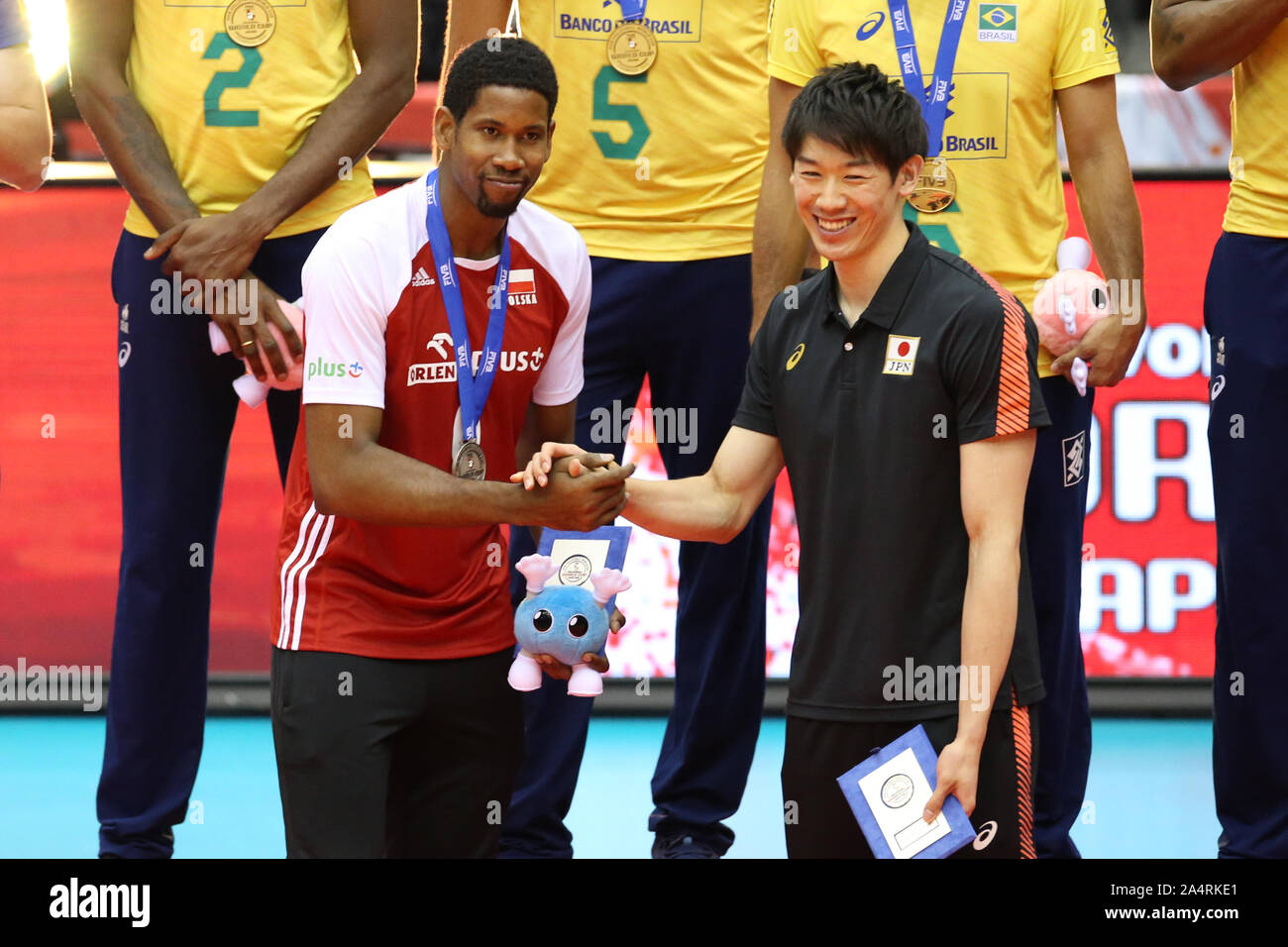 Hiroshima, Japan. 15th Oct, 2019. Best Outside Spikers Wilfredo Leon of Poland, left, and Yuki Ishikawa of Japan during the 2019 FIVB Volleyball Men's World Cup award ceremony at Hiroshima Green Arena in Hiroshima, Japan, October 15, 2019. Credit: Kiyoshi Sakamoto/AFLO/Alamy Live News Stock Photo