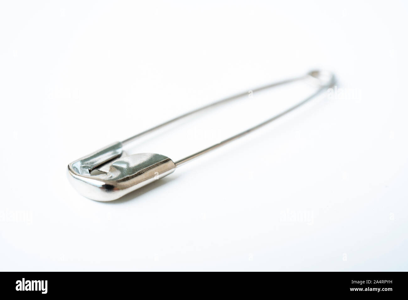 https://c8.alamy.com/comp/2A4RPYH/macro-metall-safety-pin-for-crafts-fashion-jewelry-hobby-or-household-on-white-background-with-selective-focus-2A4RPYH.jpg