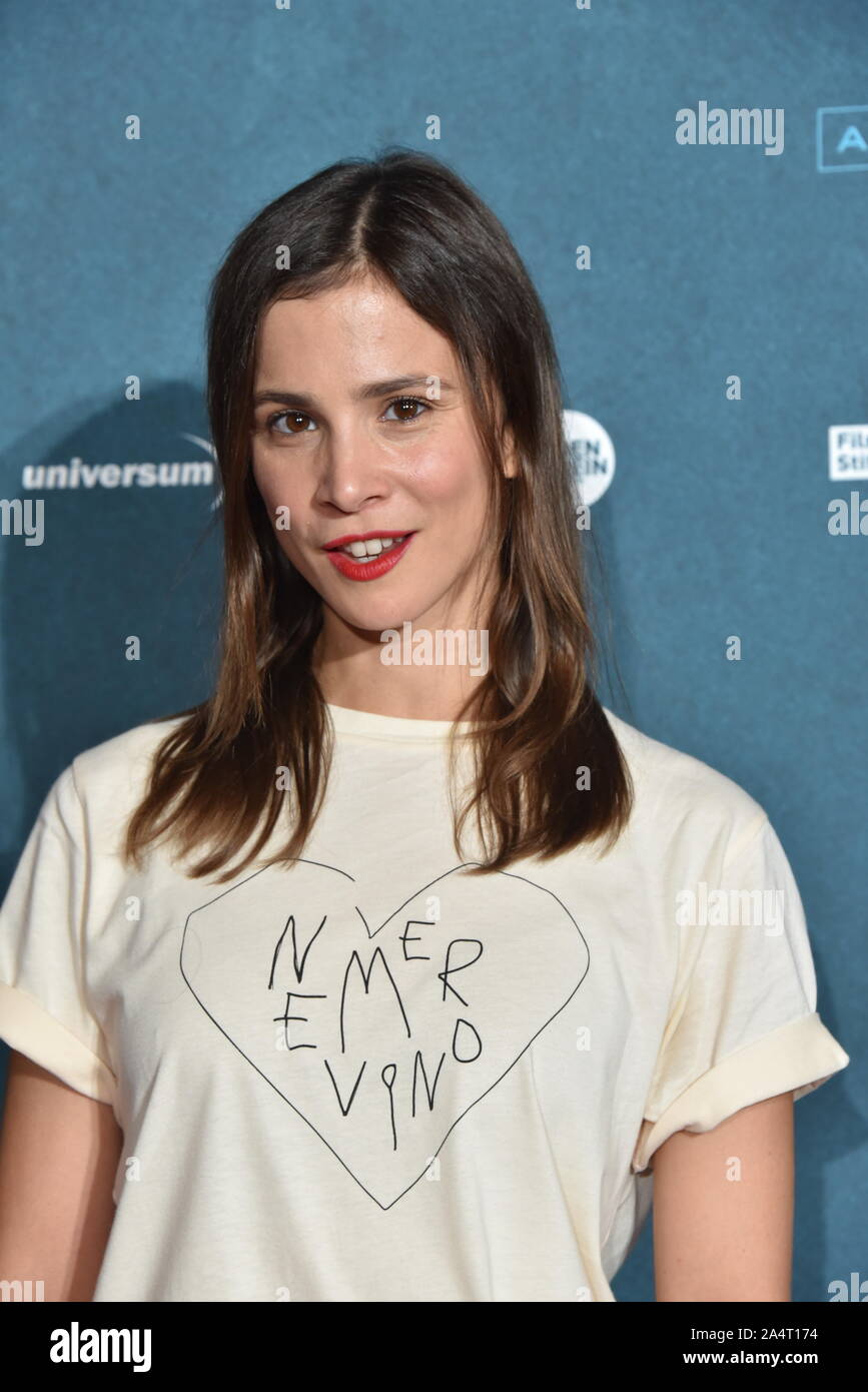 Cologne, Germany. 14th Oct, 2019. The actress Aylin Tezel comes to the screening of the film " 7500 " at the Film Festival Cologne, international film and television festival. Credit: Horst Galuschka/dpa/Alamy Live News Stock Photo