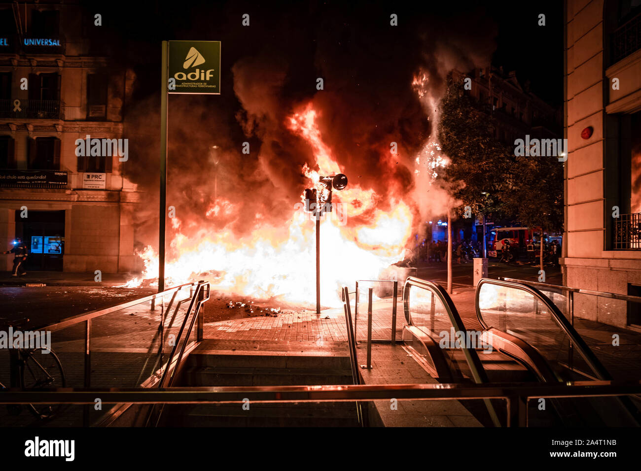 Barcelona, Spain. 15th Oct, 2019. A barricade burns violently after the intervention of the police units during the demonstration. Second day of independence protests after the judgments of the Supreme Court. Thousands of people concentrated in Barcelona near the headquarters of the Spanish Government Delegation in Catalonia. The protests were actually peaceful convocation but ended with heavy police charges and barricades on fire. Credit: SOPA Images Limited/Alamy Live News Stock Photo