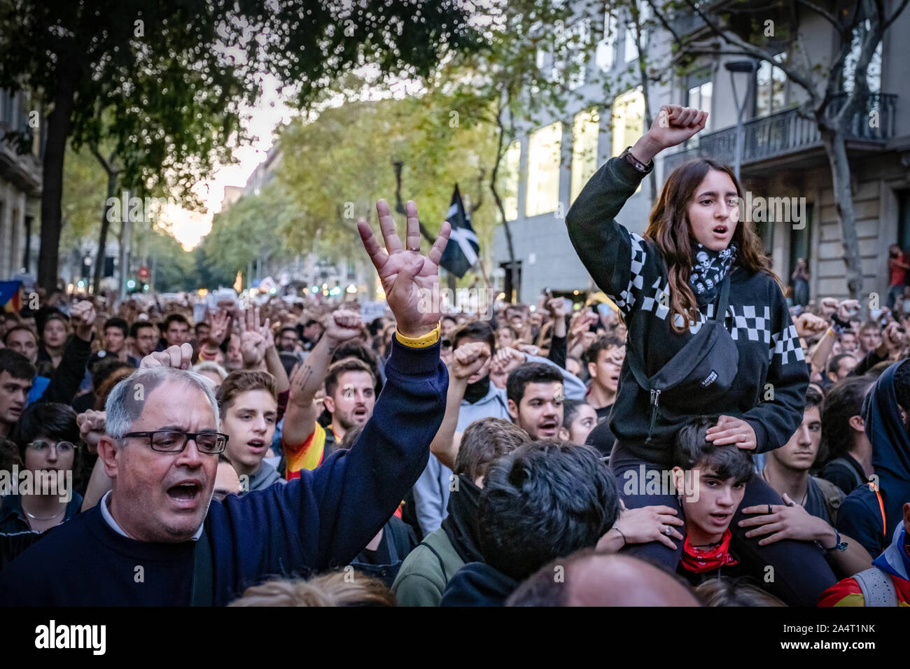 Barcelona, Spain. 15th Oct, 2019. A protester gestures the symbolic the four Catalan bars made with the hand during the demonstration. Second day of independence protests after the judgments of the Supreme Court. Thousands of people concentrated in Barcelona near the headquarters of the Spanish Government Delegation in Catalonia. The protests were actually peaceful convocation but ended with heavy police charges and barricades on fire. Credit: SOPA Images Limited/Alamy Live News Stock Photo