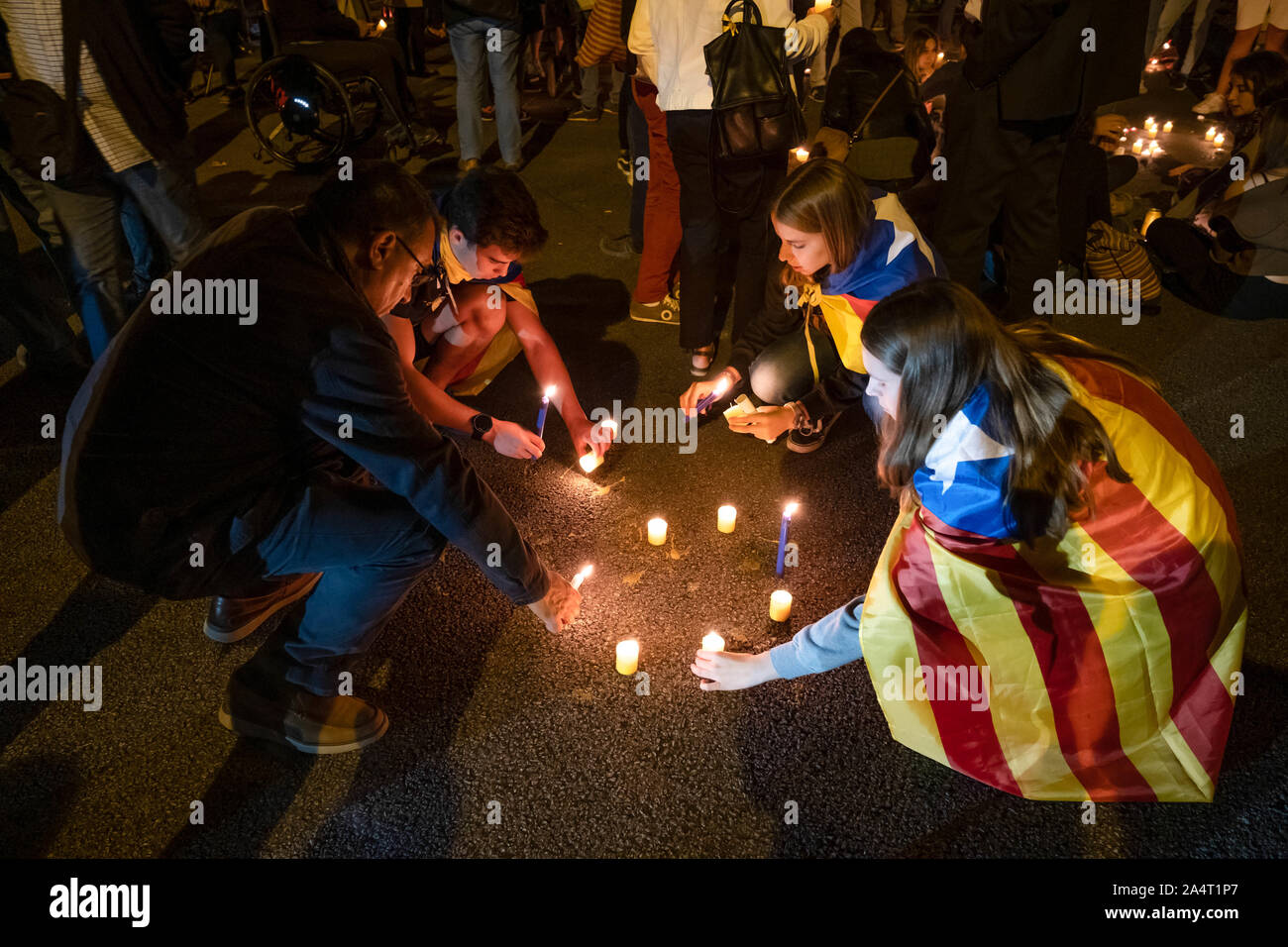 Barcelona, Spain. 15th Oct, 2019. Several demonstrators with independentist flags light candles near the headquarters of the Spanish Government Delegation in Catalonia during the demonstration. Second day of independence protests after the judgments of the Supreme Court. Thousands of people concentrated in Barcelona near the headquarters of the Spanish Government Delegation in Catalonia. The protests were actually peaceful convocation but ended with heavy police charges and barricades on fire. Credit: SOPA Images Limited/Alamy Live News Stock Photo