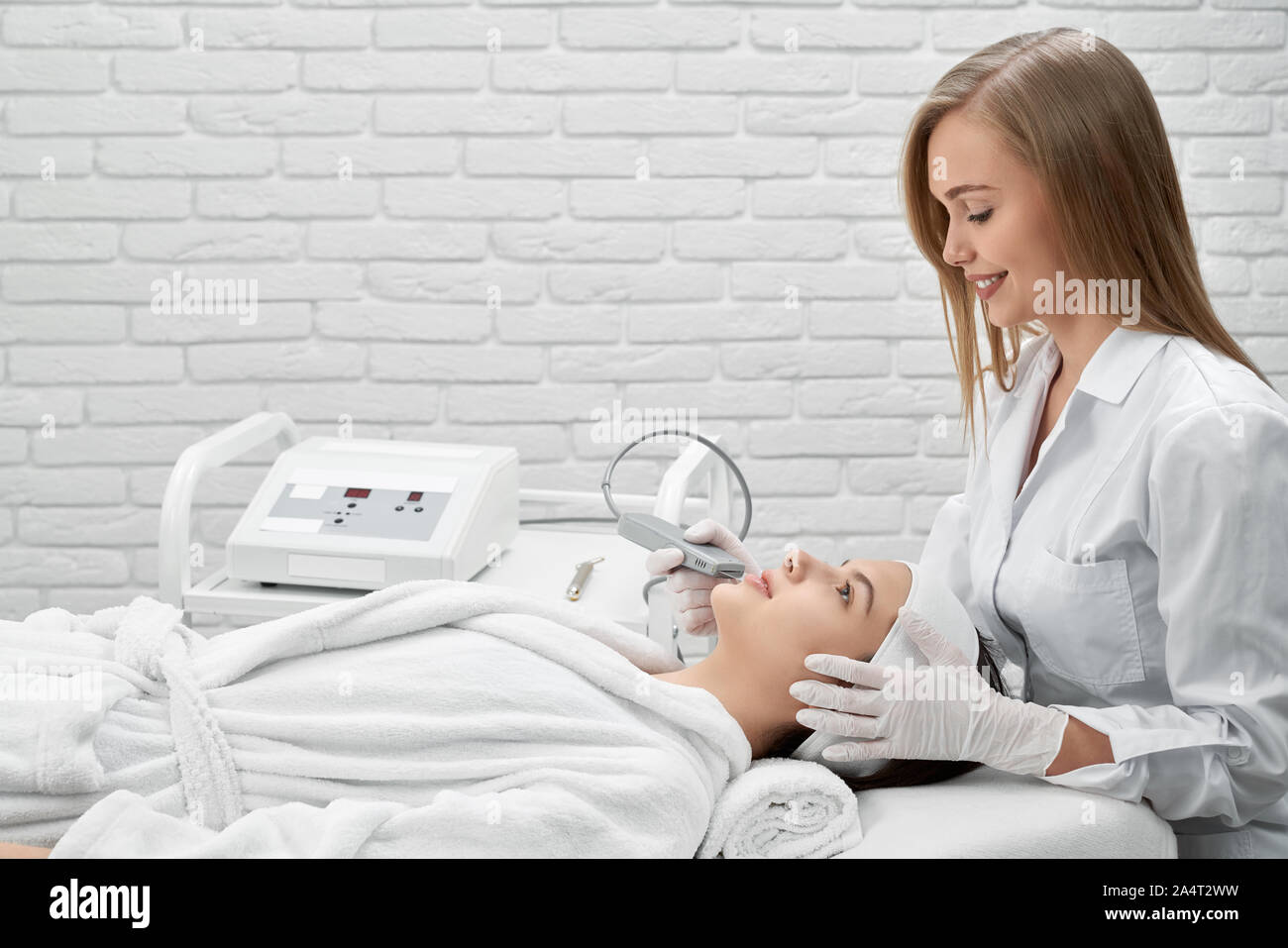 Ultrasound facial procedure hi-res stock photography and images - Alamy