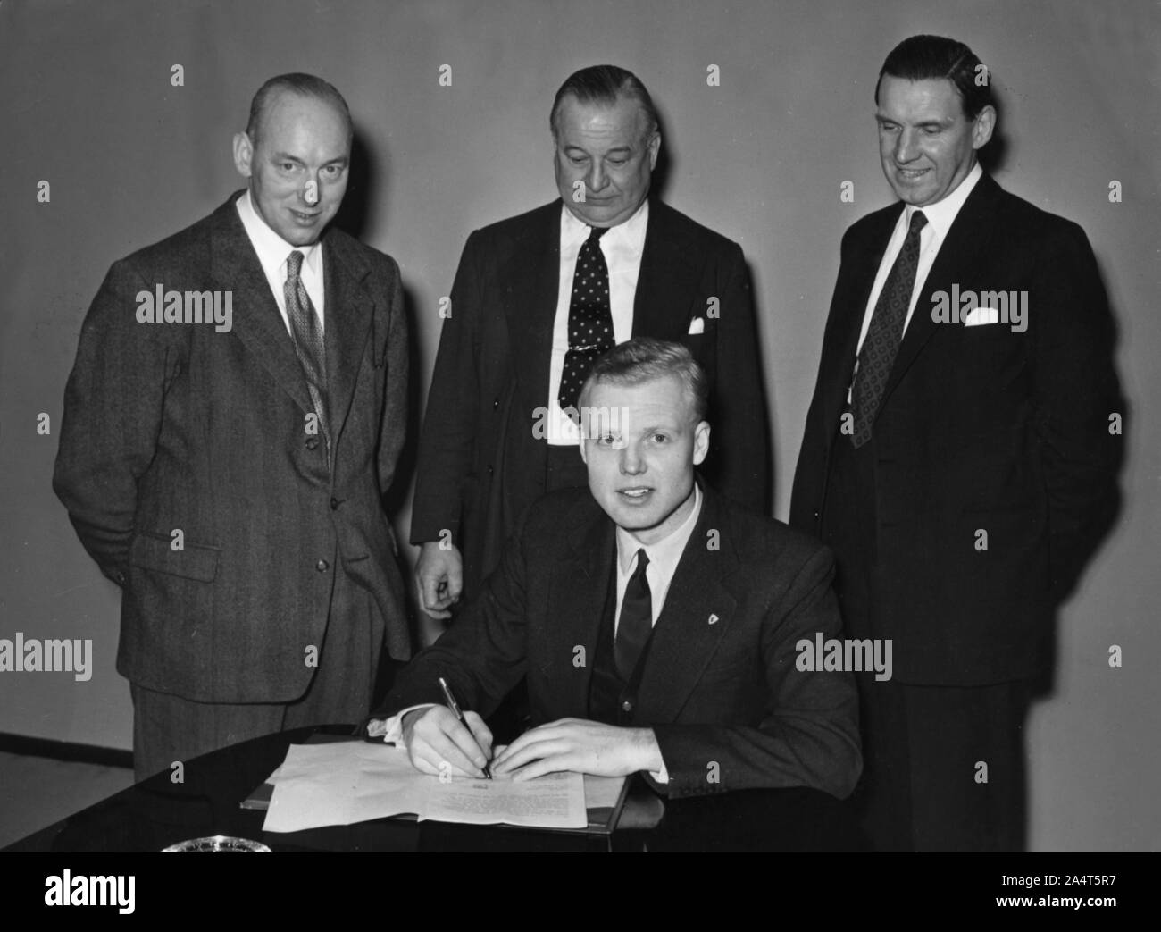 Mike Hawthorn signing Vanwall contract 1955. Stock Photo