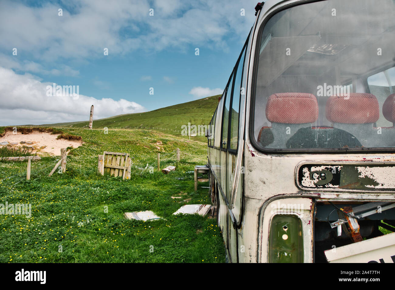 Abandoned discarded coach bus above the beach at Scarista on the west coast of the Isle of Harris, Outer Hebrides, Scotland Stock Photo