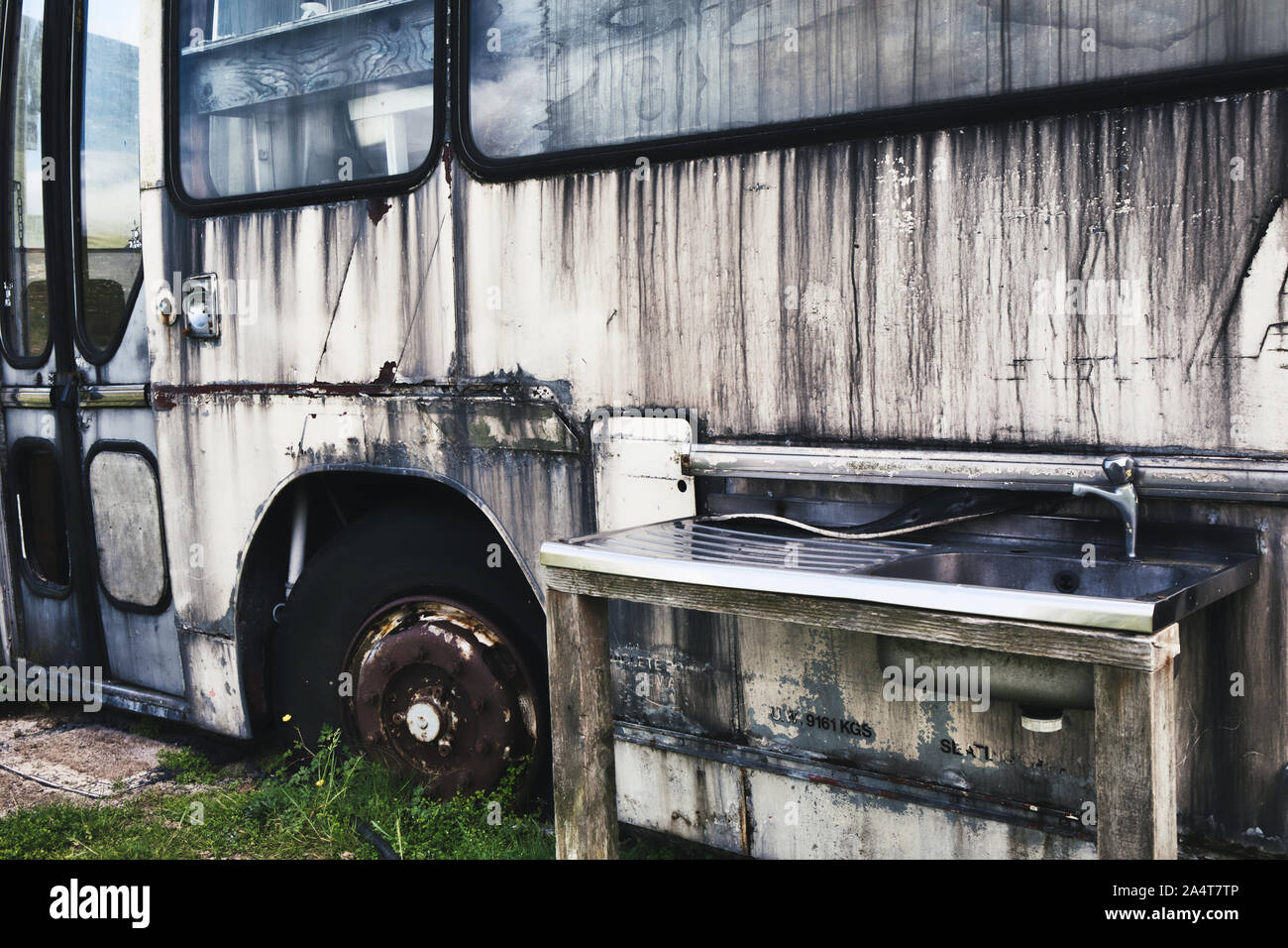 Kitchen sink next to abandoned discarded coach bus above the beach at Scarista on the west coast of the Isle of Harris, Outer Hebrides, Scotland Stock Photo