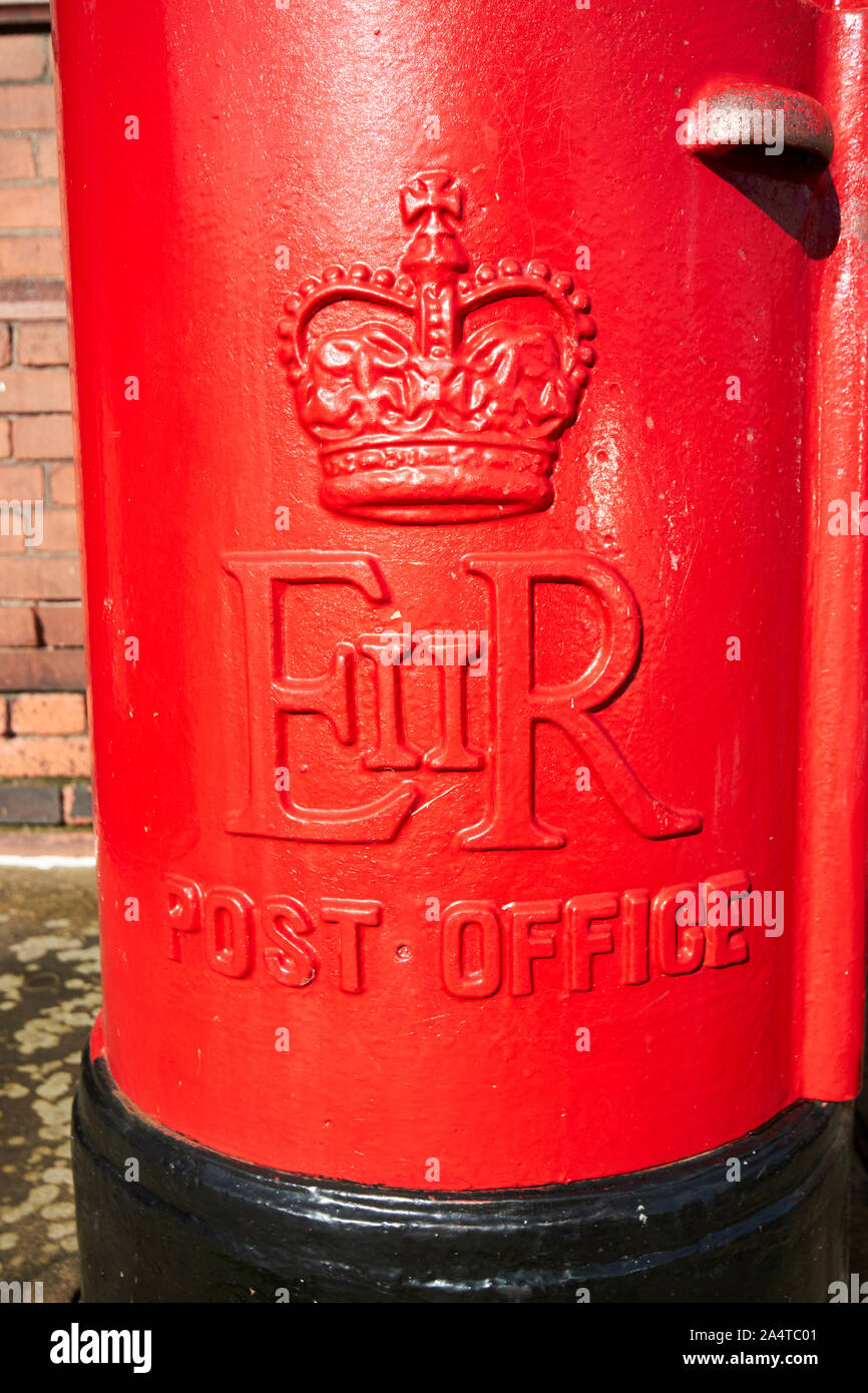 queen elizabeth 2nd elizabeth regina II with crown detail red post office postbox Port Sunlight England UK Stock Photo