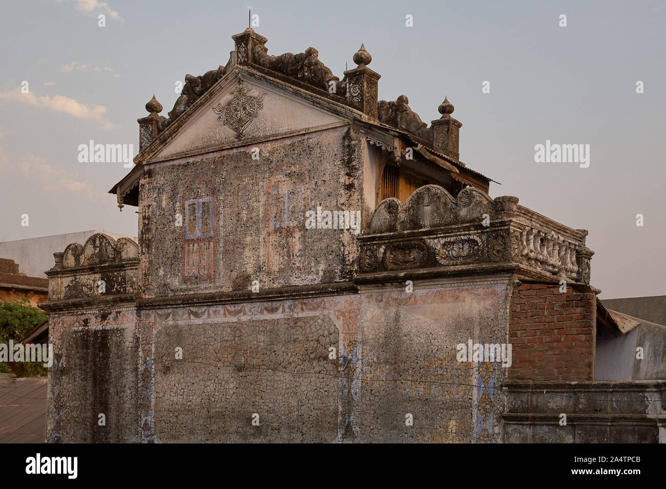 01 Apr 2007 Old house with tin roof Chandod Village Gujarat Taluka Dabhoi District: Vadodara  Narmada Gujarat INDIA Stock Photo