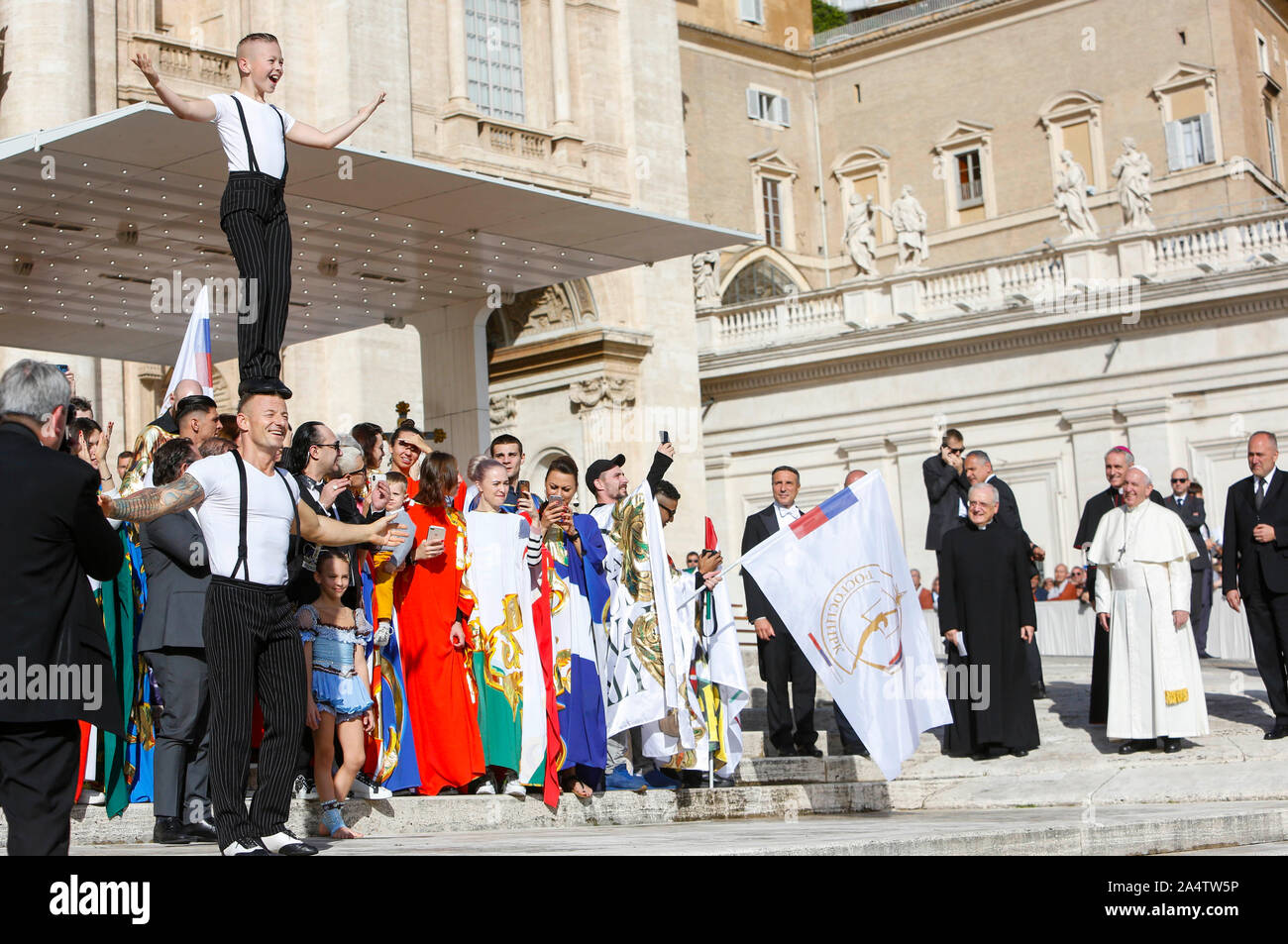 Vatican City, 16th October 2019. Circus artists perform as Pope Francis applauds at the end of the weekly general audience in St. Peter's Square. © Riccardo De Luca UPDATE IMAGES/ Alamy Live News  STRICTLY ONLY FOR EDITORIAL USE Credit: Update Images/Alamy Live News Stock Photo