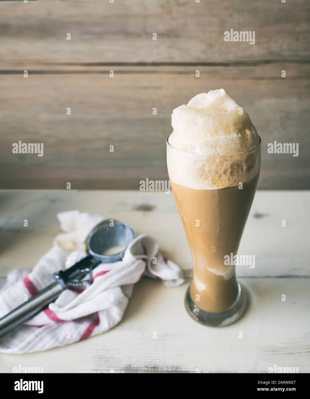 Root beer float with vanilla ice cream Stock Photo Alamy