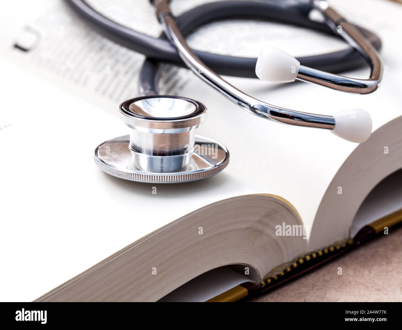 Stethoscope medical book hi-res stock photography and images - Alamy