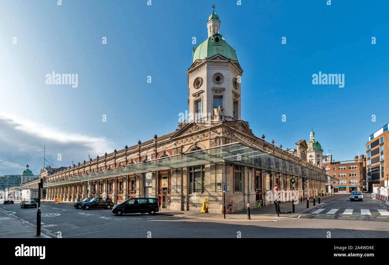 LONDON ENGLAND SMITHFIELD MARKET VIEW OF ONE LINDSEY STREET AND BUILDING DOWN LONG LANE Stock Photo