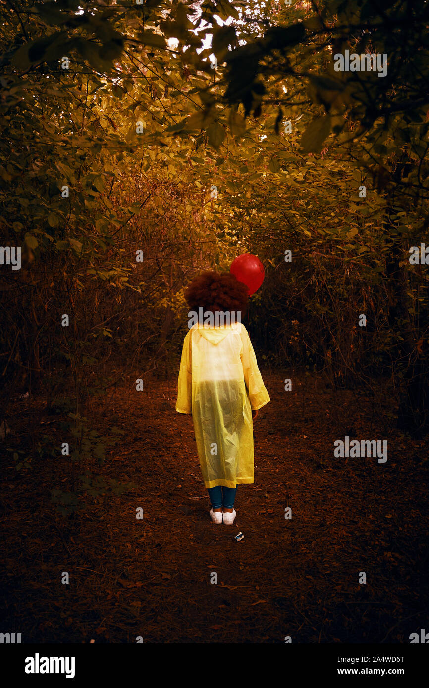 Bevidst deadlock Kommerciel Woman in a yellow raincoat holding a red balloon on the background of  forest. Woman walks in the woods in a yellow raincoat, waiting for the rain  Stock Photo - Alamy