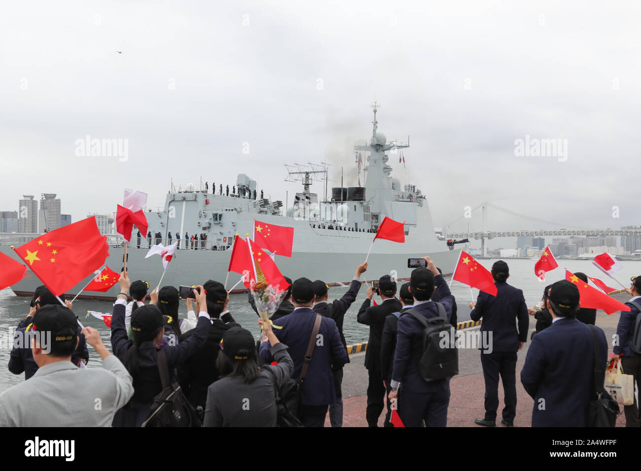 Tokyo, Japan. 16th Oct, 2019. People attend a farewell ceremony for the Chinese naval destroyer Taiyuan at the Harumi Pier in Tokyo, Japan, Oct. 16, 2019. Chinese naval destroyer Taiyuan left here to return to China after an international fleet review. Credit: Ma Caoran/Xinhua/Alamy Live News Stock Photo
