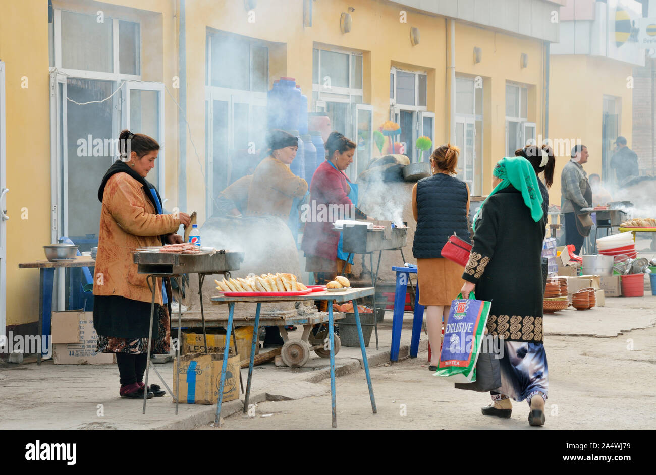 Grilling shashlik, a dish of skewered and grilled lamb meat very tasty and popular in Uzbekistan. Dekhon bazaar, Khiva. Uzbekistan Stock Photo