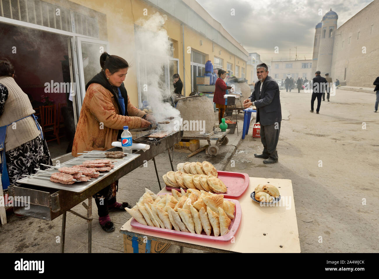 Grilling shashlik, a dish of skewered and grilled lamb meat very tasty and popular in Uzbekistan. Dekhon bazaar, Khiva. Uzbekistan Stock Photo