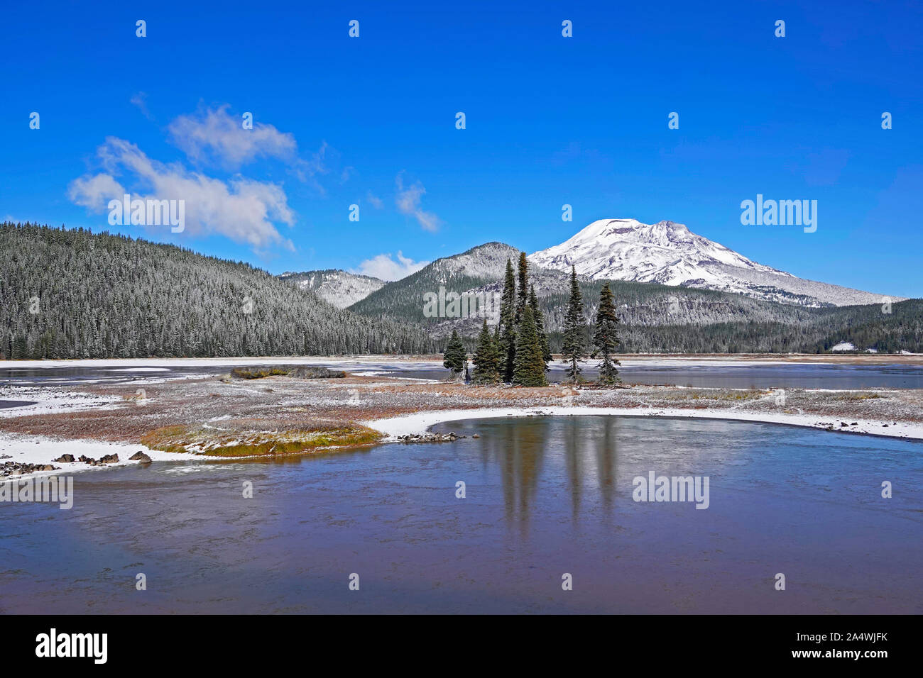A view of South Sisters Peak in the Three Sisters Wilderness Area, over Sparks Lake in the Deschutes National Forest along the Cascade Lakes Highway i Stock Photo