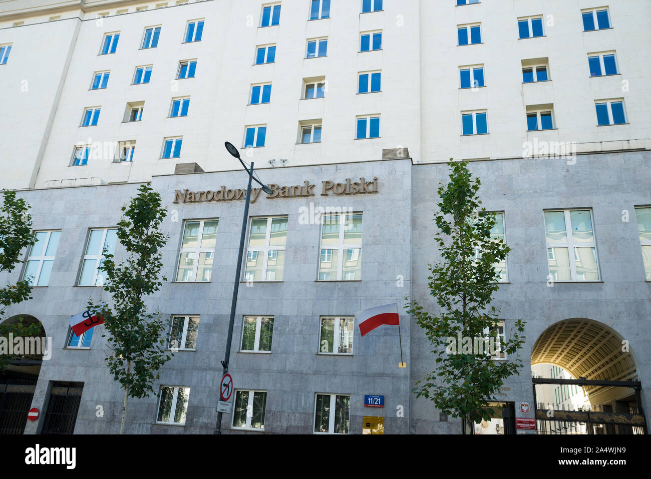 Poland's Contrarian Monetary Policy: NBP Cuts Rates Amid Iran War Energy Shock