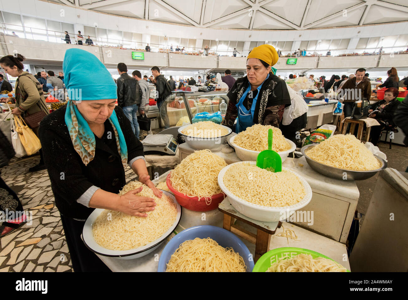 Uzbek pastas to make Laghman, a Central Asian noodle dish. Chorsu Bazaar is the main bazaar located in the old town of Tashkent. Under its blue and gr Stock Photo